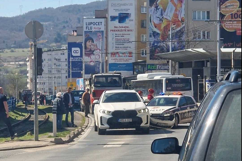 Tuzlak automobilom udario u policijsku patrolu u Vogošći