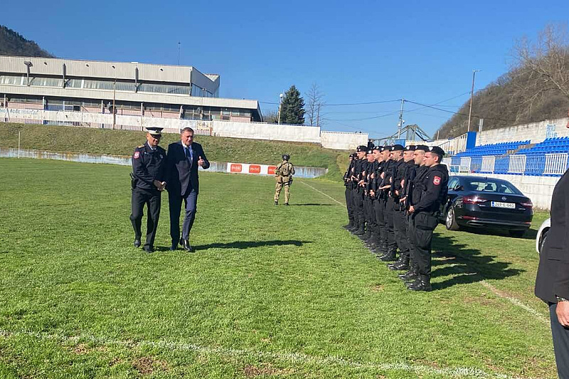 Dodik na stadionu u Zvorniku s načelnikom policije u tom gradu