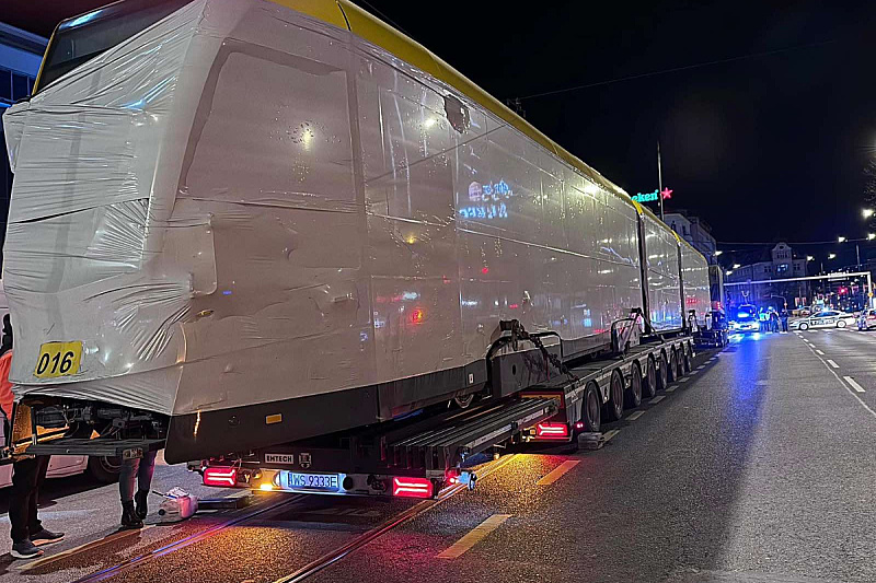 Sinoćna isporuka prvog od 10 dodatno nabavljenih tramvaja u Sarajevu (Foto: Vlada KS)