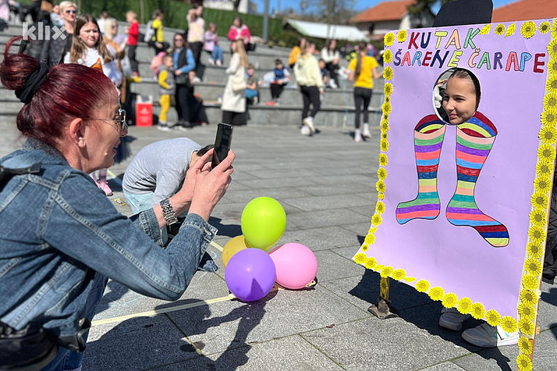 Mnogi su se željeli fotografirati u "kutku za šarene čarape" (Foto: A. K./Klix.ba)