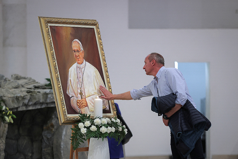 Vjernici se opraštaju od pape Franje (Foto: Reuters)