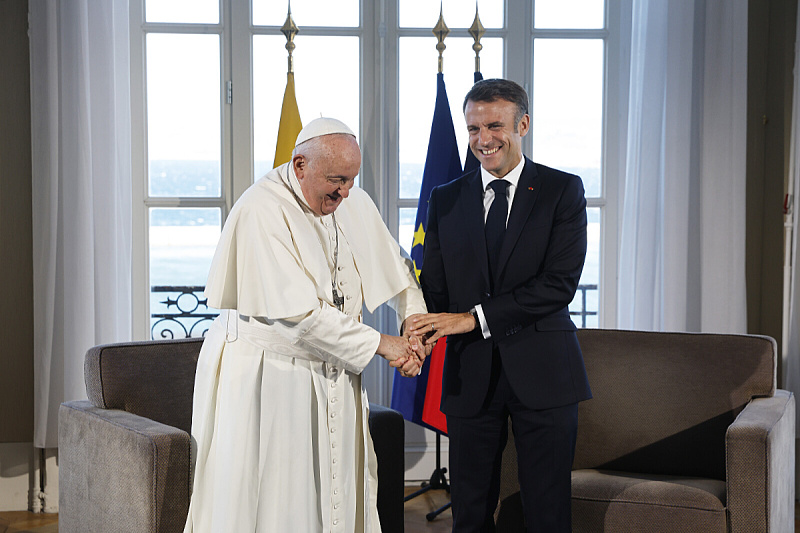 Papa Franjo i Emmanuel Macron (Foto: EPA-EFE)
