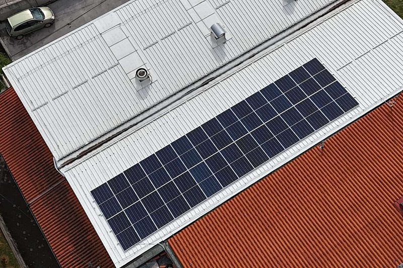 Solarna elektrana na krovu OŠ "Mula Mustafa Bašeskija" - Područna škola Sedrenik (Foto: Općina Stari Grad Sarajevo)