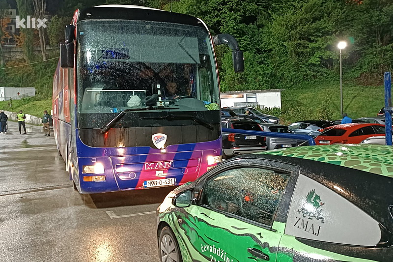 Dostavno vozilo ispred autobusa Borca (Foto: Klix.ba)