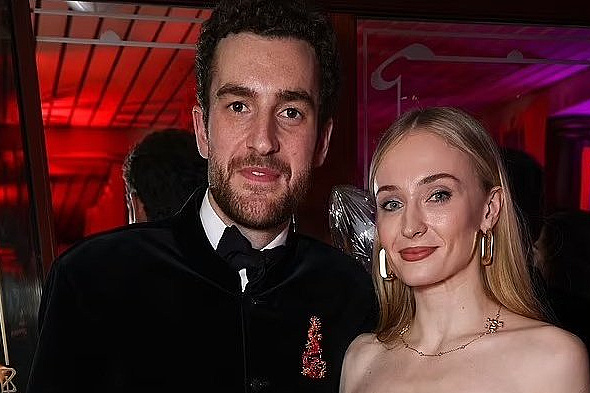 Sophie Turner i Peregrine Pearsonon (Foto: X)