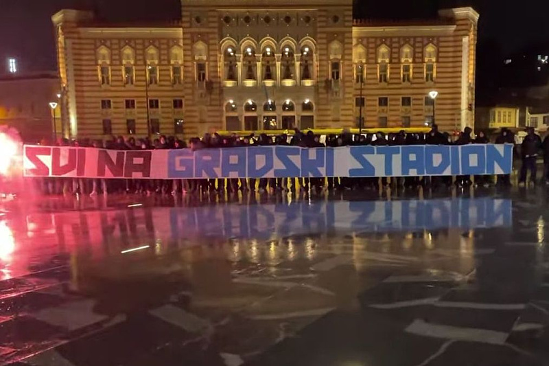 Manijaci ispred Vijećnice (Foto: Screenshot)