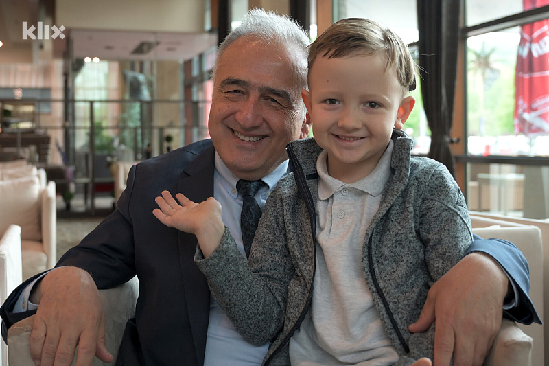 Dr. Mahmut Tayyar Kacioglu i dječak Rejan Patković (Foto: E. M./Klix.ba)