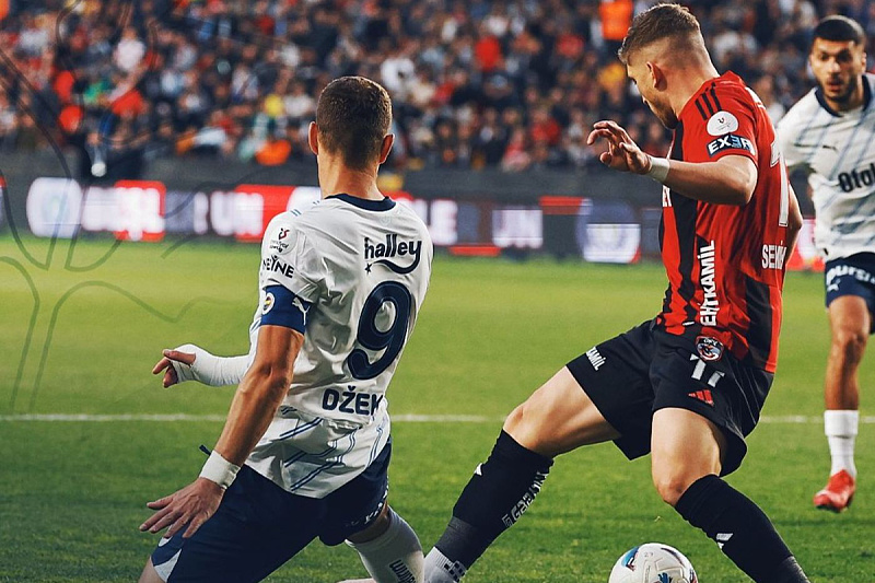 Džeko u duelu s igračem Gaziantepa (Foto: Twitter)