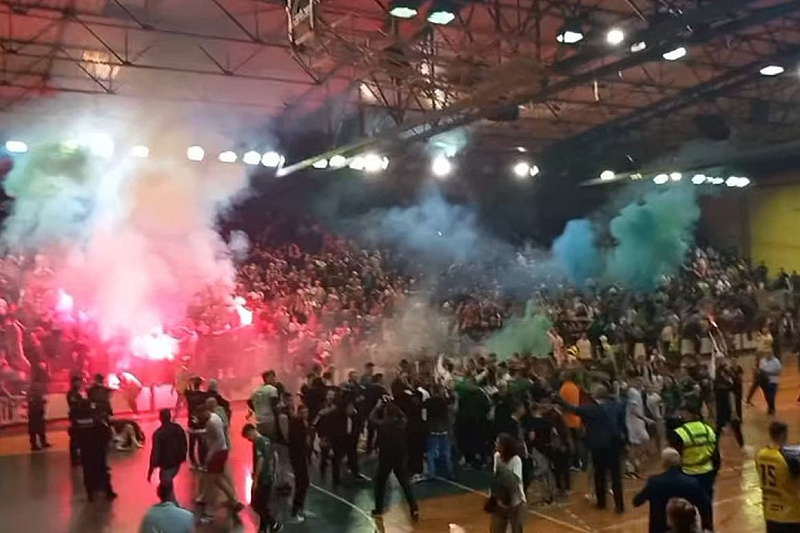 Ludnica u dvorani poslije pobjede Bosne (Foto: Screenshot)