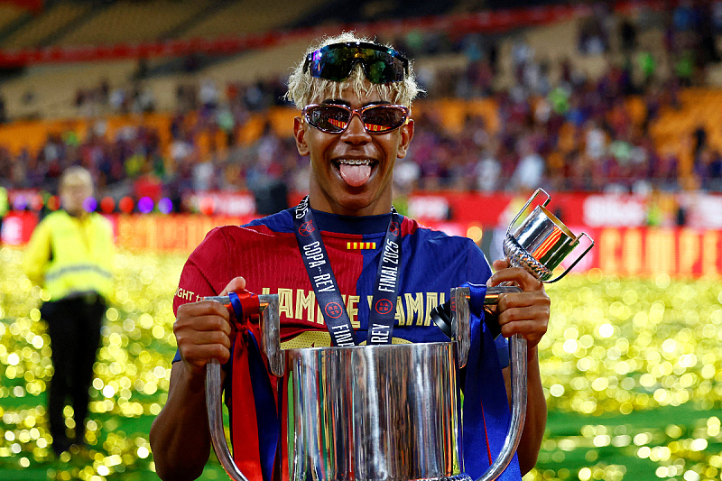 Lamine Yamal s trofejom Kupa Španije (Foto: Reuters)