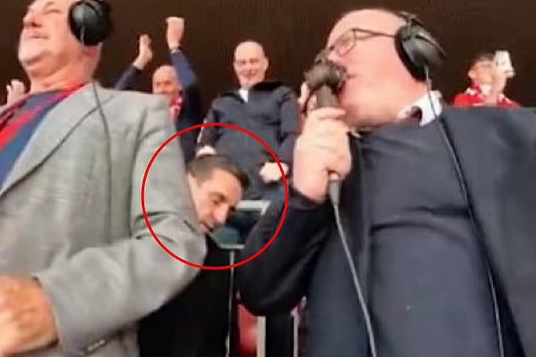 Neville dok bježi sa stadiona (Foto: Screenshot)