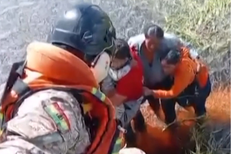 Preživjeli spašeni helikopterskom intervencijom (Screenshot: Ministarstvo civilnih poslova Bolivije)