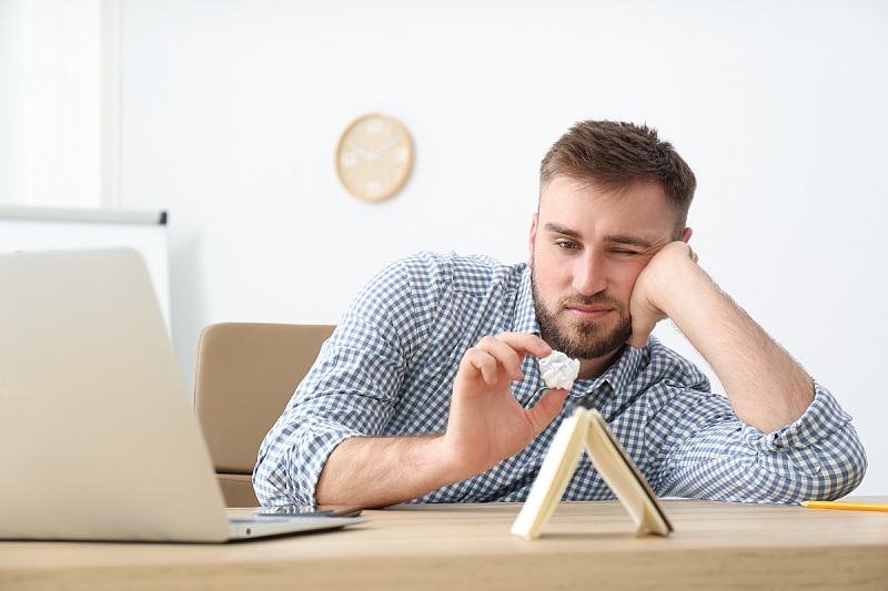 Naučna istraživanja pokazuju da prekomjerno korištenje pametnih mobitela negativno utječe na mogućnost koncentracije (Ilustracija: Shutterstock)