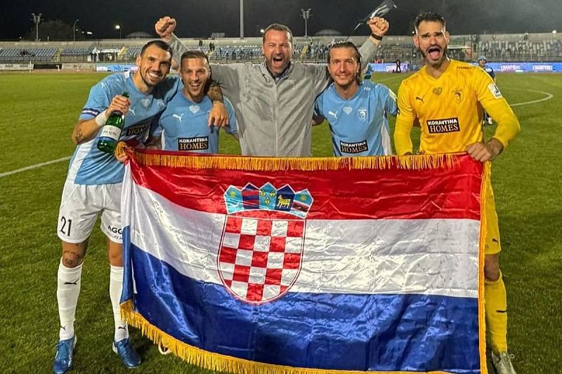 Šunjić proslavio naslov prvaka Kipra sa saigračima i zastavom Hrvatske (Foto: Instagram)