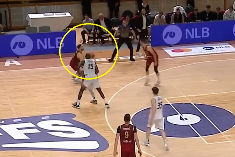 West je preuzeo stvari u svoje ruke i pogodio (Foto: Screenshot)