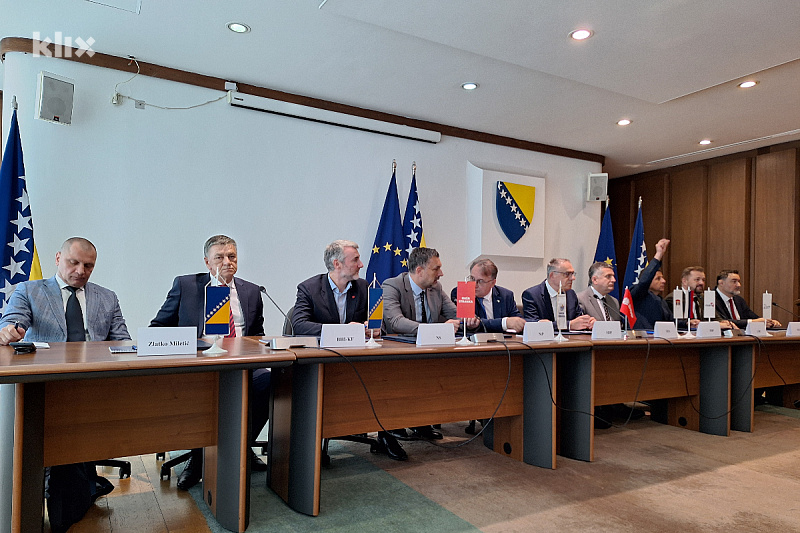 Potpisivanje platforme (Foto: I. Š./Klix.ba)