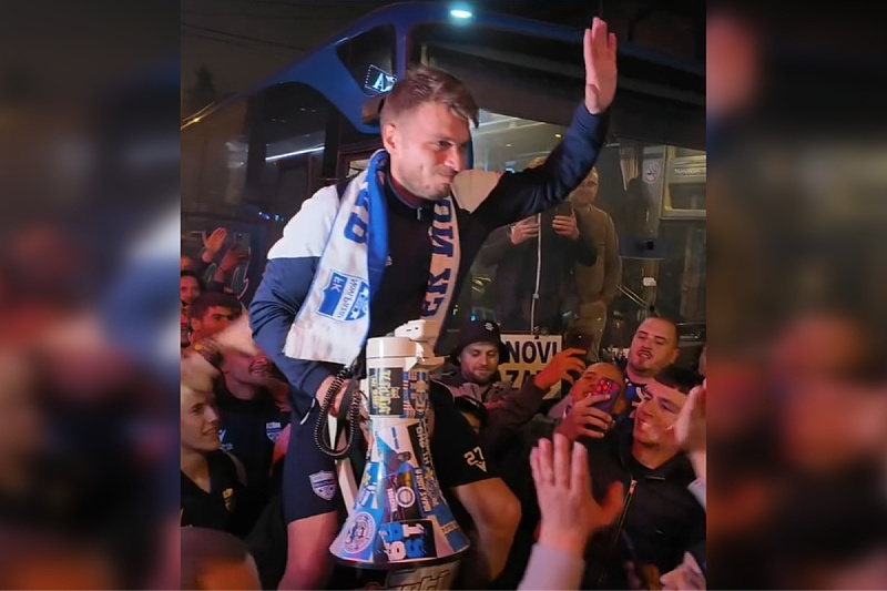Adem Ljajić na ramenima sugrađana (Foto: Screenshot)