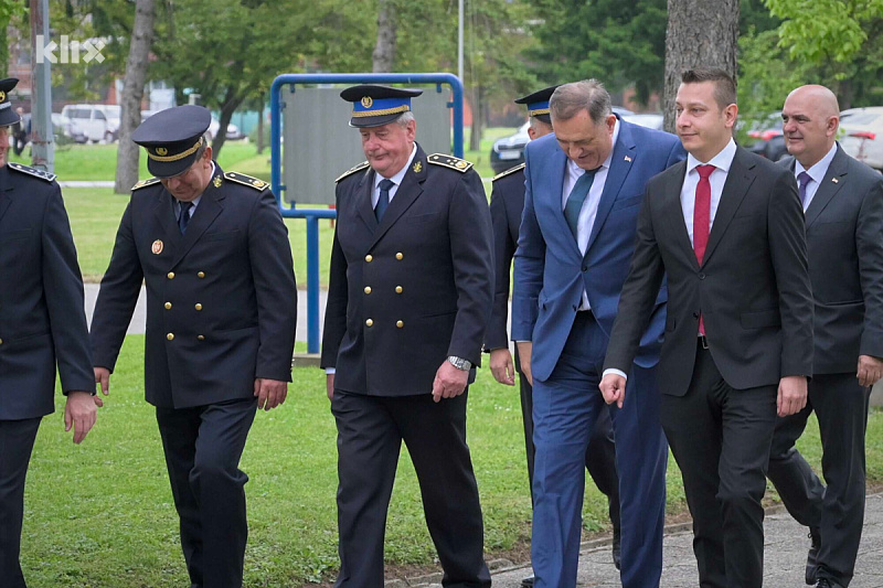 Dodik u kasarni Kozara u pratnji Goganovića (Foto: E. M./Klix.ba)