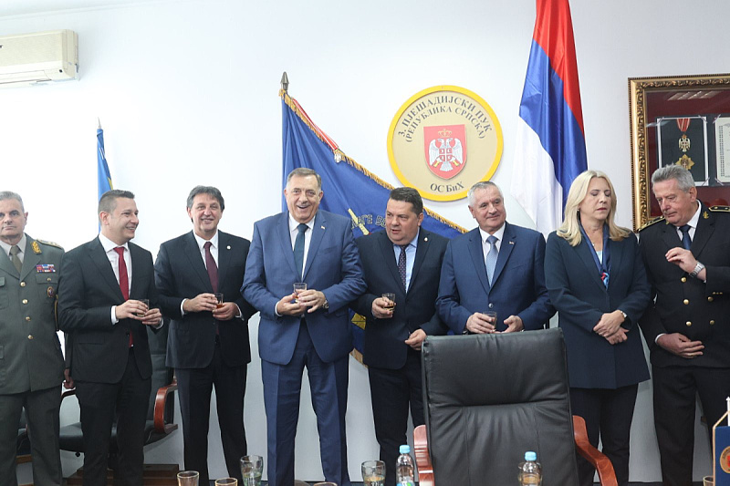 Predstavnici RS-a u posjeti kasarni Kozara (Foto: mreža X)