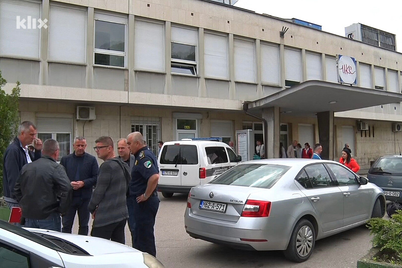 Policija ispred UKC-a Tuzla (Foto: A. K./Klix.ba)