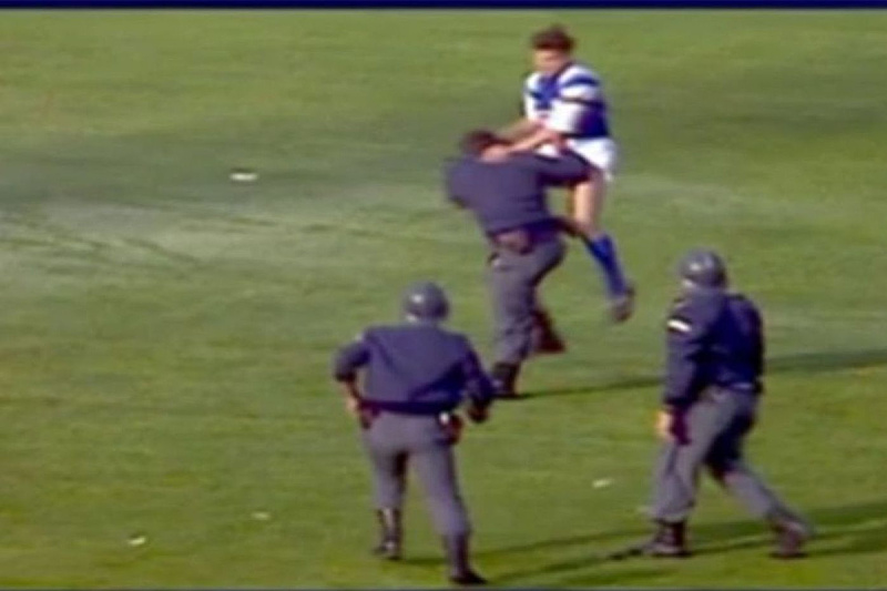 Napad Zvonimira Bobana na policajca 1990. godine (Foto: Screenshot)