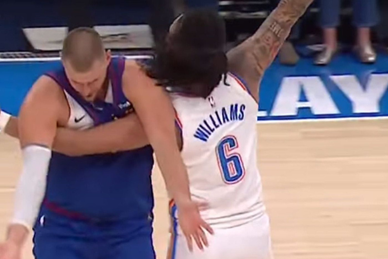 Nikola Jokić u duelu s Williamsom (Foto: Screenshot)