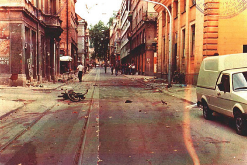 Šira fotografija mjesta udara projektila ispred Markala 1995. (Foto: ICTY, Predmet Karadžić, P1926)