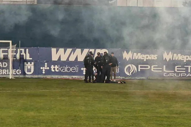 Trenutak kada je jedan od huligana uhapšen (Foto: Sport1)