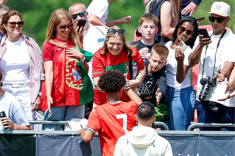 Fanovi su pohrlili kako bi pozdravili Ronalda Juniora (Foto: Cristiano Ronaldo/Twitter)