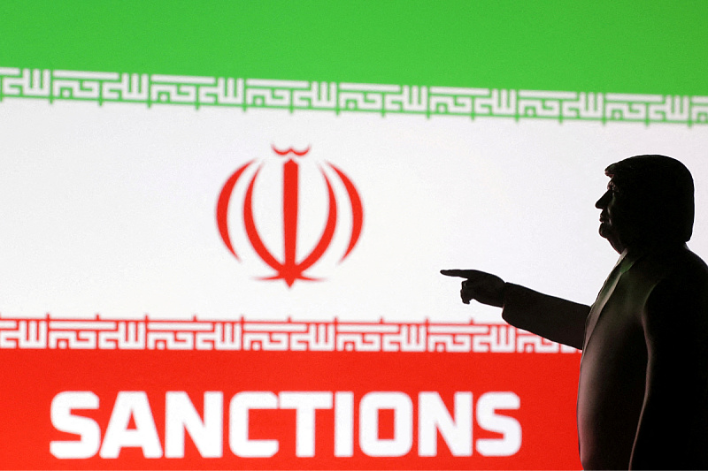 Iranska zastava uz figuricu Donalda Trumpa (Foto: Reuters)