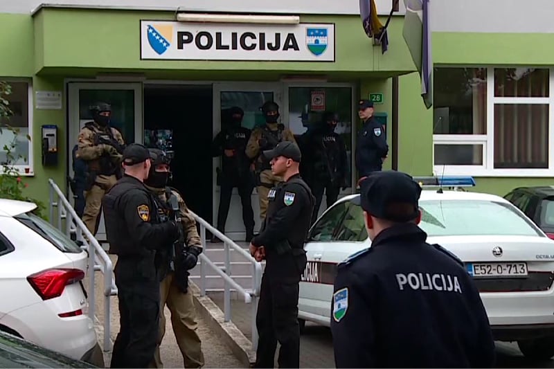U Sanskom Mostu uhapšeno je čak 17 policajaca