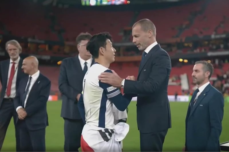 Son je umjesto medalje dobio stisak ruke (Foto: Screenshot)