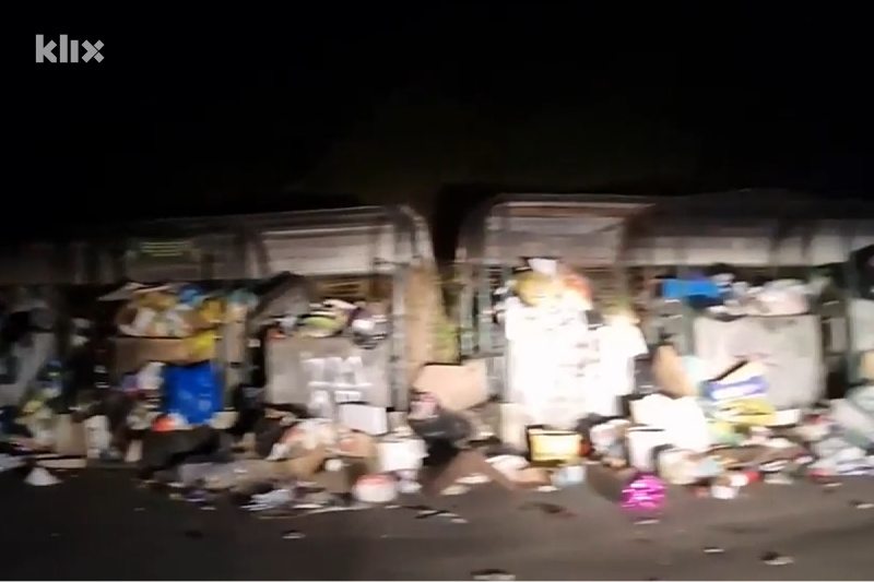Smeće u i oko kontejnera u sarajevskom naselju Velešići (Screenshot: Klix.ba)