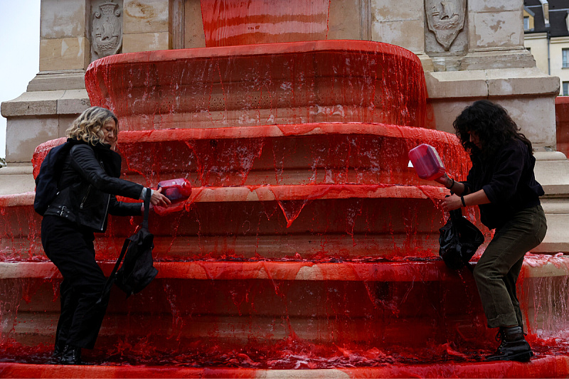 Fontana u Parizu "obojena" u crvenu boju (Foto: Reuters)
