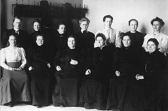 13 od ukupno 19 poslanica, koje su bile prve poslanice u svijetu, izabrane na finskim parlamentarnim izborima 1907. (Foto: Wikipedia)