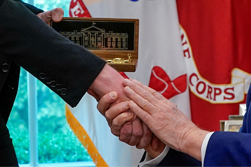Rukovanje Donalda Trumpa i Elona Muska (Foto: Reuters)
