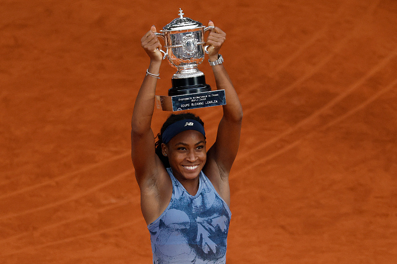 Coco Gauff s peharom za pobjednicu Roland Garrosa (Foto: Reuters)