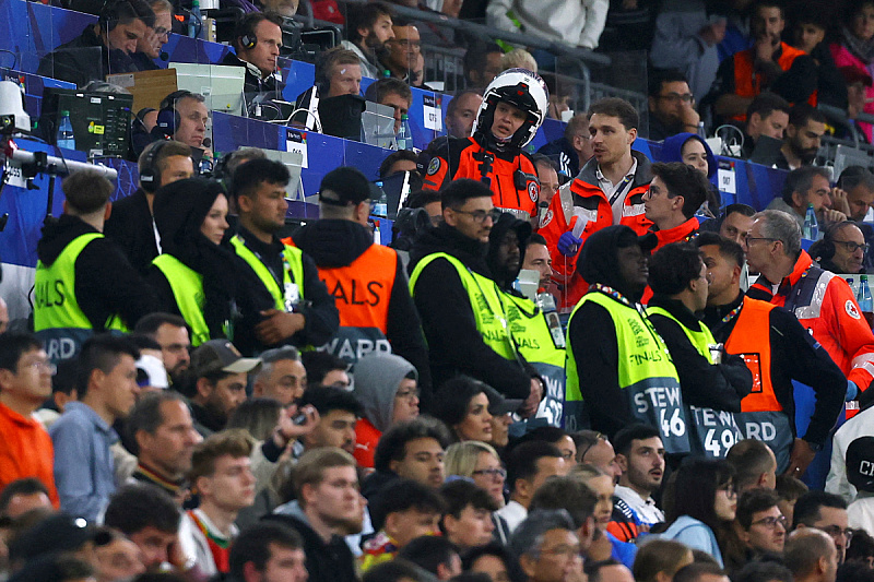 Zaštitari okružili mjesto nesreće (Foto: Reuters)