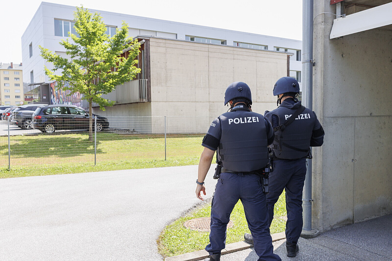 Policija ispred škole u Grazu (Foto: EPA-EFE)