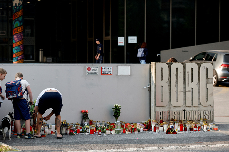 Građani odaju počast žrtvama ispred srednje škole u Grazu (Foto: Reuters)
