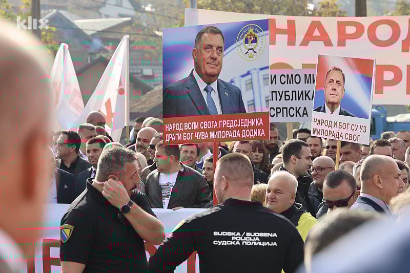 Pristalice Dodika ispred Suda BiH (Foto: I. Š./Klix.ba)