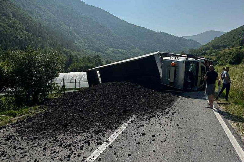 Kamion se prevrnuo na putu Donji Vakuf - Jajce (Foto: Čitatelj)