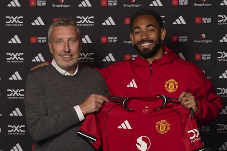Cunha na potpisu sa sportskim direktorom (Foto: Manchester United FC)