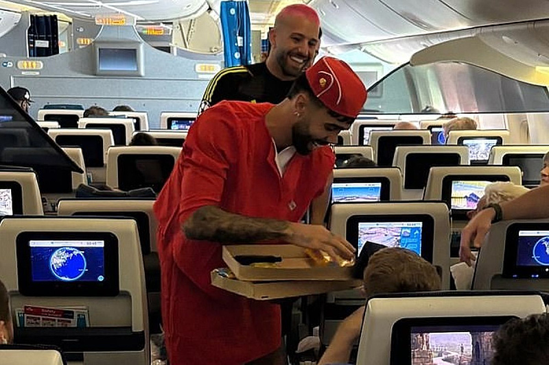 Raya u kostimu stjuardese dijelio kolačiće putnicima u avionu (Foto: Instagram)