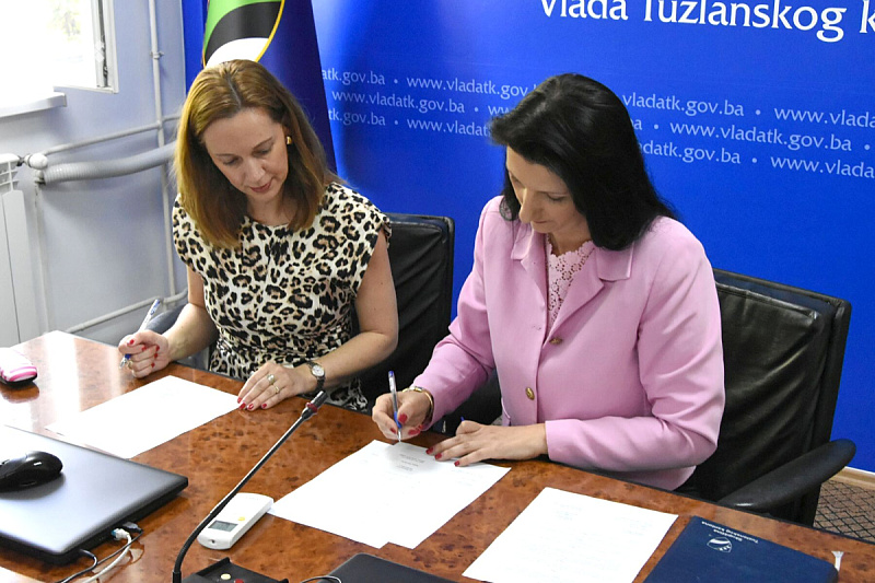 Detalj tokom potpisivanja ugovora (Foto: Klix.ba)