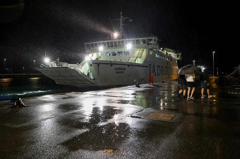 Trajekt "Jadran" dovezao sve putnike s potonulog katamarana "Melita" (Foto: Pixsell/Sime Zelic)