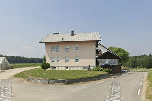 Stambeni objekt u Cerkljama na Gorenjskem, gdje je bilo sjedište kompanije Tapetništvo Credo (Foto: Google)