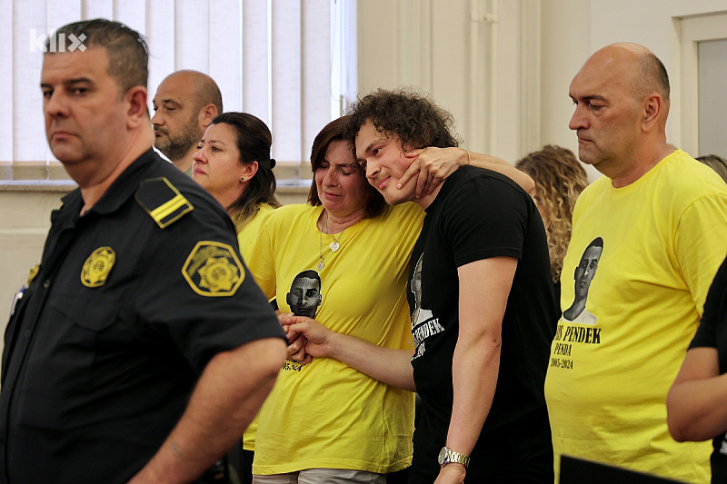Ismet Pendek je na ročištu nosio crnu majicu na kojoj se nalazi lik ubijenog Farisa (Foto: I. Š./Klix.ba)