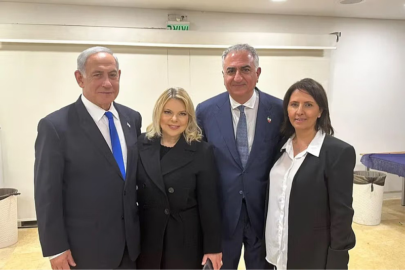 Reza Pahlavi u posjeti Izraelu 2023. godine, snimljen s Netanyahuom, njegovom suprugom Sarom i tadašnjom ministricom obavještajnih poslova Gilom Gamliel