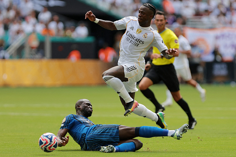 Trenutak kada je Vinicius simulirao (Foto: Reuters)